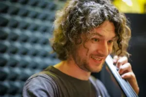 Виолончелист широко улыбается прямо во время игры – Вечер виолончели, апрель 2026